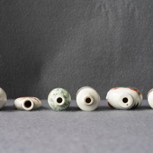Twelve Chinese famille rose and verte porcelain snuff bottles, 19/20th C. — photo 17