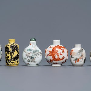 Twelve Chinese famille rose and verte porcelain snuff bottles, 19/20th C. — photo 2