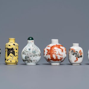 Twelve Chinese famille rose and verte porcelain snuff bottles, 19/20th C. — photo 3