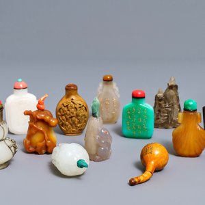 Twelve Chinese jade, agate and lacquer snuff bottles, 19/20th C. — photo 1