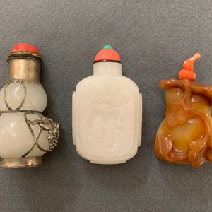 Twelve Chinese jade, agate and lacquer snuff bottles, 19/20th C. — photo 5