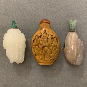 Twelve Chinese jade, agate and lacquer snuff bottles, 19/20th C. — photo 8