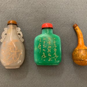 Twelve Chinese jade, agate and lacquer snuff bottles, 19/20th C. — photo 9