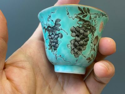 Twelve Chinese turquoise-ground grisaille-decorated Dayazhai wine cups, Yong Qing Chang Chun 永慶長春 mark, Guangxu — 照片 11