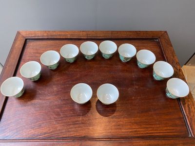 Twelve Chinese turquoise-ground grisaille-decorated Dayazhai wine cups, Yong Qing Chang Chun 永慶長春 mark, Guangxu — 照片 2