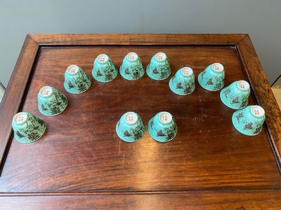 Twelve Chinese turquoise-ground grisaille-decorated Dayazhai wine cups, Yong Qing Chang Chun 永慶長春 mark, Guangxu — 照片 3