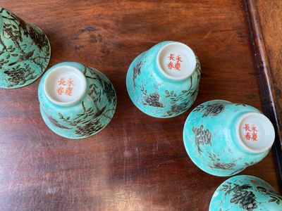 Twelve Chinese turquoise-ground grisaille-decorated Dayazhai wine cups, Yong Qing Chang Chun 永慶長春 mark, Guangxu — 照片 7