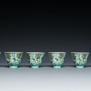 Twelve Chinese turquoise-ground grisaille-decorated Dayazhai wine cups, Yong Qing Chang Chun 永慶長春 mark, Guangxu — 照片 2