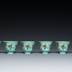 Twelve Chinese turquoise-ground grisaille-decorated Dayazhai wine cups, Yong Qing Chang Chun 永慶長春 mark, Guangxu — 照片 3