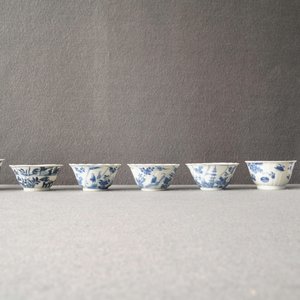 Twenty Chinese blue and white cups and twenty-four saucers, Kangxi — 照片 17