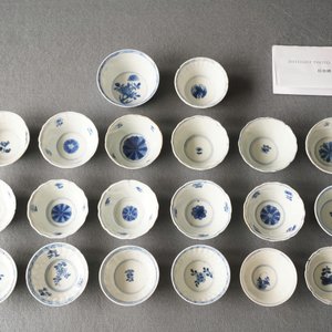 Twenty Chinese blue and white cups and twenty-four saucers, Kangxi — 照片 18