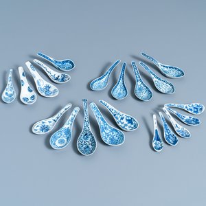 Twenty Chinese blue and white spoons, 19/20th C. — photo 1