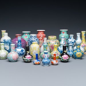 Twenty-eight Chinese blue and white and famille rose minature vases, Kangxi and later — 照片 1