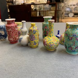 Twenty-eight Chinese blue and white and famille rose minature vases, Kangxi and later — 照片 13