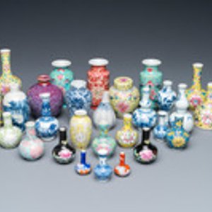 Twenty-eight Chinese blue and white and famille rose minature vases, Kangxi and later — 照片 2