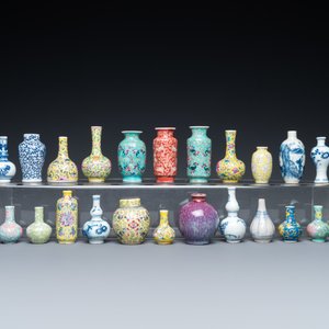 Twenty-eight Chinese blue and white and famille rose minature vases, Kangxi and later — 照片 4