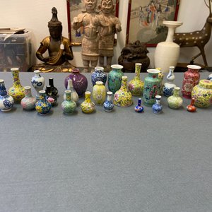 Twenty-eight Chinese blue and white and famille rose minature vases, Kangxi and later — 照片 9