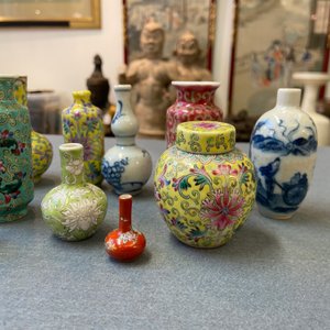Twenty-eight Chinese blue and white and famille rose minature vases, Kangxi and later — 照片 10