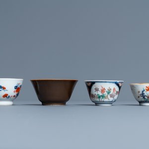 Twenty-four Chinese cups and twenty-five saucers in blue and white, famille rose, verte and Imari-style porcelain, Kangxi and later — photo 14
