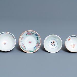 Twenty-four Chinese cups and twenty-five saucers in blue and white, famille rose, verte and Imari-style porcelain, Kangxi and later — photo 16