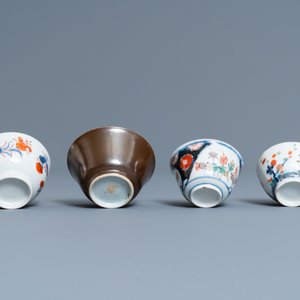 Twenty-four Chinese cups and twenty-five saucers in blue and white, famille rose, verte and Imari-style porcelain, Kangxi and later — photo 17