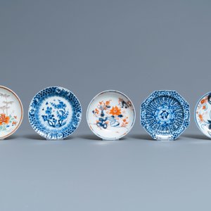Twenty-four Chinese cups and twenty-five saucers in blue and white, famille rose, verte and Imari-style porcelain, Kangxi and later — photo 4