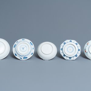 Twenty-four Chinese cups and twenty-five saucers in blue and white, famille rose, verte and Imari-style porcelain, Kangxi and later — photo 5