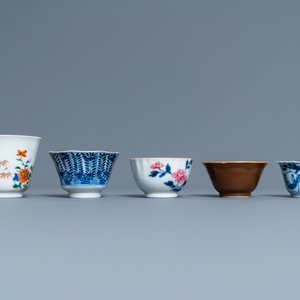 Twenty-four Chinese cups and twenty-five saucers in blue and white, famille rose, verte and Imari-style porcelain, Kangxi and later — photo 7