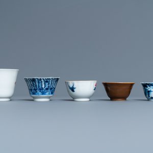Twenty-four Chinese cups and twenty-five saucers in blue and white, famille rose, verte and Imari-style porcelain, Kangxi and later — photo 8
