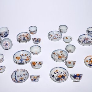 Twenty-six Chinese Imari-style cups and saucers, Kangxi/Qianlong — photo 1