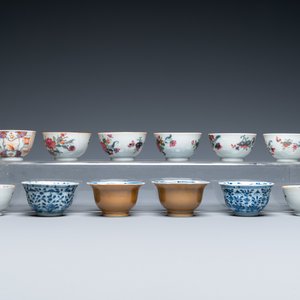 Twenty-two Chinese blue and white and famille rose cups and nineteen saucers, Kangxi and later — 照片 11