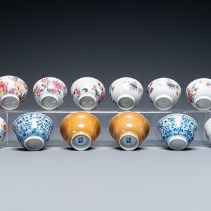 Twenty-two Chinese blue and white and famille rose cups and nineteen saucers, Kangxi and later — 照片 13