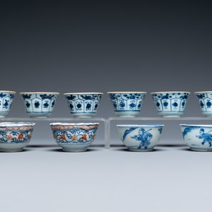 Twenty-two Chinese blue and white and famille rose cups and nineteen saucers, Kangxi and later — 照片 14