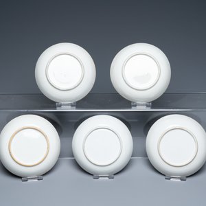 Twenty-two Chinese blue and white and famille rose cups and nineteen saucers, Kangxi and later — 照片 7