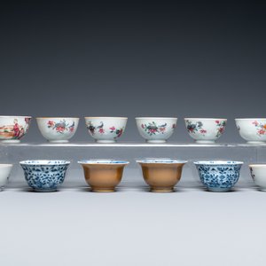 Twenty-two Chinese blue and white and famille rose cups and nineteen saucers, Kangxi and later — 照片 10