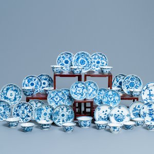 Twintig blauw-witte Chinese koppen en vierentwintig schotels, Kangxi — foto 1