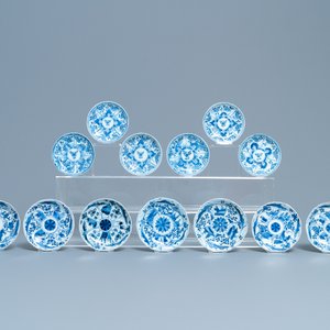 Twintig blauw-witte Chinese koppen en vierentwintig schotels, Kangxi — foto 2