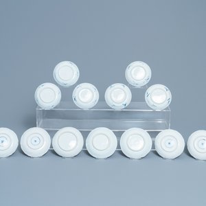 Twintig blauw-witte Chinese koppen en vierentwintig schotels, Kangxi — foto 3