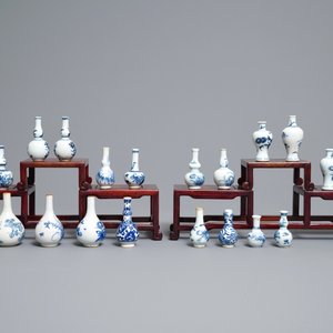 Twintig Chinese blauw-witte miniatuur vaasjes, Kangxi — foto 2