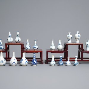 Twintig Chinese blauw-witte miniatuur vaasjes, Kangxi — foto 3
