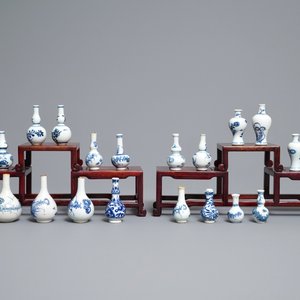 Twintig Chinese blauw-witte miniatuur vaasjes, Kangxi — foto 4