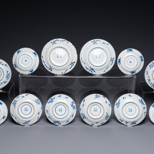 Twintig Chinese blauw-witte schotels en negentien koppen, Kangxi en later — foto 3