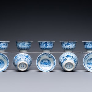 Twintig Chinese blauw-witte schotels en negentien koppen, Kangxi en later — foto 6