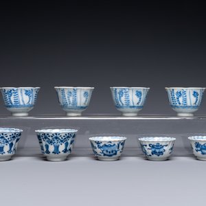 Twintig Chinese blauw-witte schotels en negentien koppen, Kangxi en later — foto 7