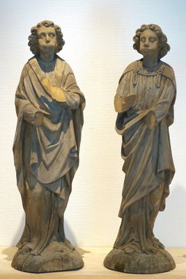 Two 57 cm carved wood figures of angels blowing the trumpet, 19/20th C., Bruges