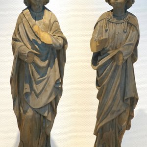 Two 57 cm carved wood figures of angels blowing the trumpet, 19/20th C., Bruges — photo 1