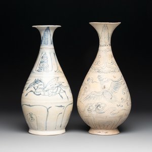 Two Annamese or Vietnamese blue and white pear-shaped bottle vases, 15th C. — photo 1