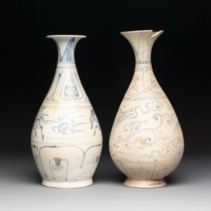 Two Annamese or Vietnamese blue and white pear-shaped bottle vases, 15th C. — photo 2