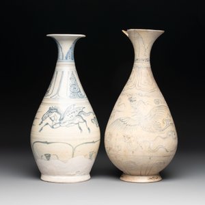 Two Annamese or Vietnamese blue and white pear-shaped bottle vases, 15th C. — photo 3