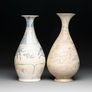 Two Annamese or Vietnamese blue and white pear-shaped bottle vases, 15th C. — photo 4